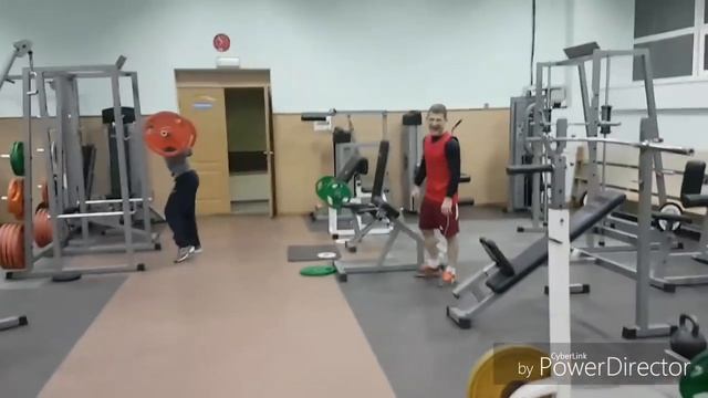 Вечерняя тренировка в тренажерном зале смотреть онлайн