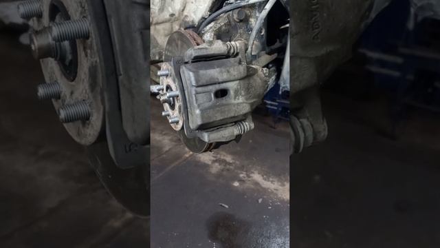 Тойота Приус 20 кузов.замена полуступицы.замена наружного шруса.замена колодок. смотреть онлайн