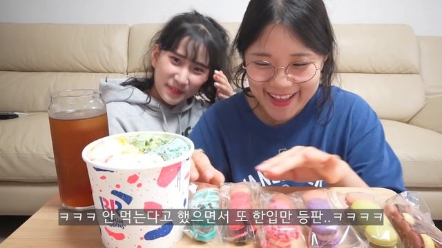 SUB)먹방브이로그)슈프림양념치킨,반올림피자샵,두끼떡볶이,부대찌개,치즈계란말이,불닭볶음면,피자빵,핫도그,소떡소떡,마시멜로우,빵,마카롱,피크닉,집밥,베스킨 MUKBANG폭식VLOG смотреть онлайн