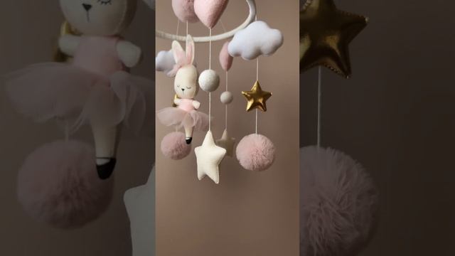 Мобиль в кроватку ручной работы. Мобиль с фатиновыми помпонами. Мобиль с зайкой смотреть онлайн