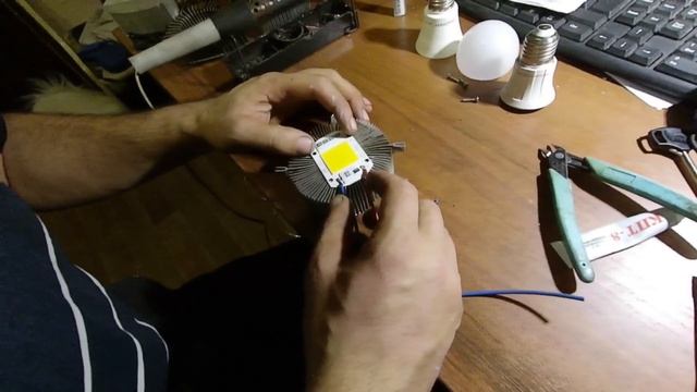 дешёвое но очень яркое освещение гаража смотреть онлайн