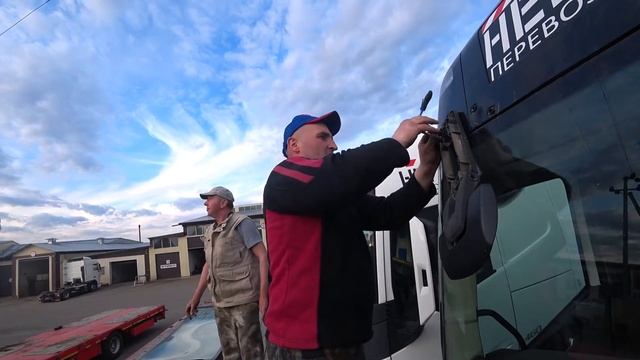 Подготовка и установка лобового стекла на VOLVO FH 16. Часть первая. смотреть онлайн
