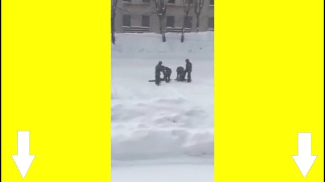 Солдаты чистят снег на плацу смотреть онлайн