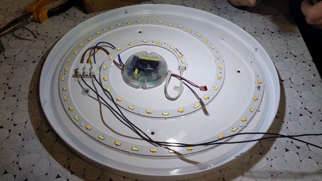 Как отремонтировать светодиодную люстру. Обзор люстры с блютуз колонкой. смотреть онлайн