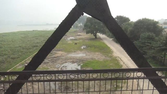 Crossing the Yalu river from Dandong to Sinuiju смотреть онлайн