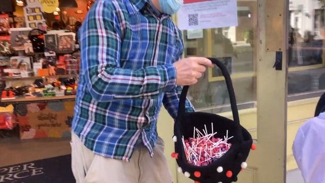 Празднование Хелоуина на Мозаике. Раздача конфет детям около магазинов  - 31 октября 2021.