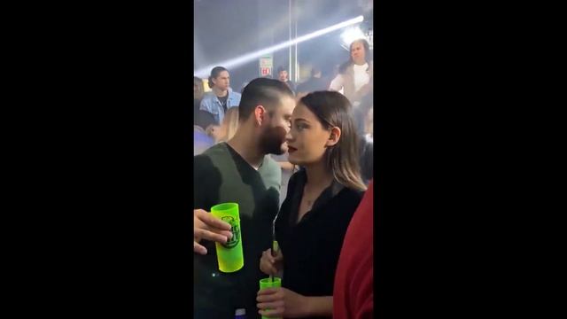 Парень пытается впечатлить девушку монологом идущего к реке под музыку Ханса Циммера смотреть онлайн