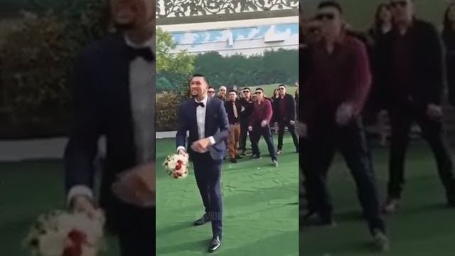 Как мужчины ловят букет на свадьбе. смотреть онлайн
