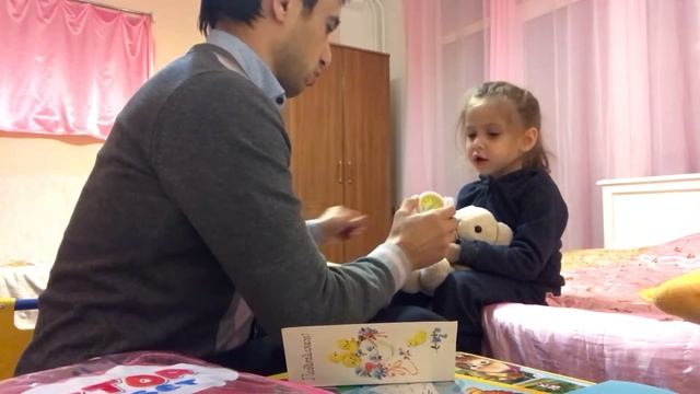 Папа играет с дочкой в доктора смотреть онлайн