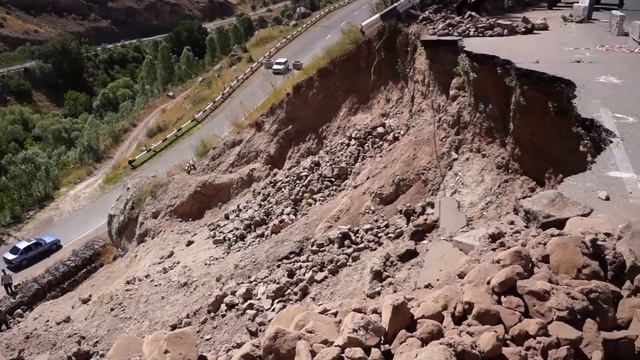 Обвал на трассе. Сollapse on the track. смотреть онлайн