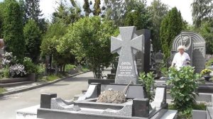 Прогулка Шевченко по Байковому кладбищу Киева 1.06.17 г.