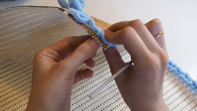 Коврик из alize puffy и пвх коврика. Вяжем пушистый коврик для ванны смотреть онлайн