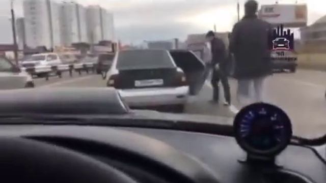 Драка на проезжей части на улице 9 Мая. Красноярск смотреть онлайн