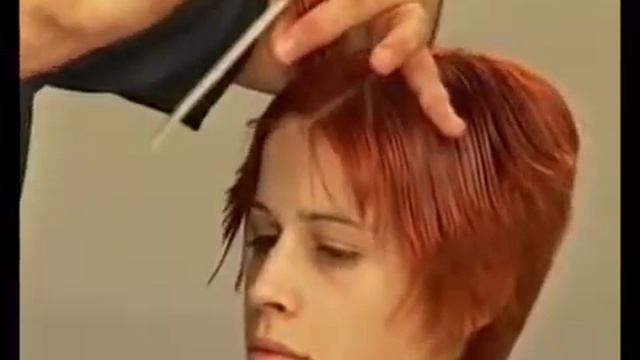 Классическая короткая женская стрижка вертикалями