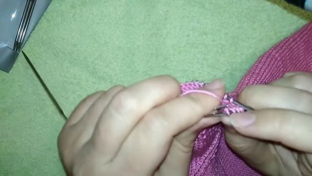 Гибкие носочные спицы, показываю как вязать на трех спицах с коротким тросиком. смотреть онлайн