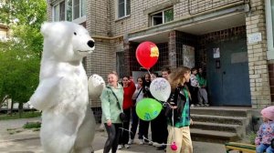 Танцует мишка- танцуют все! Поздравление от белого медведя