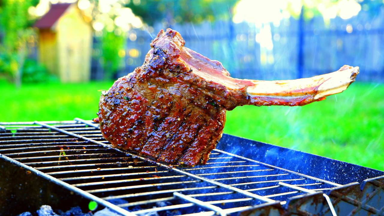 СОЧНЫЙ И ДЫШАЩИЙ СТЕЙК НА КОСТИ из обычной говядины! 3 простых способа приготовления. Плюсы и минусы смотреть онлайн