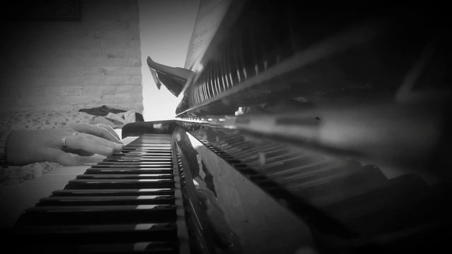 Very simple piano melody beautiful-/Giulia Chiscoci/ смотреть онлайн