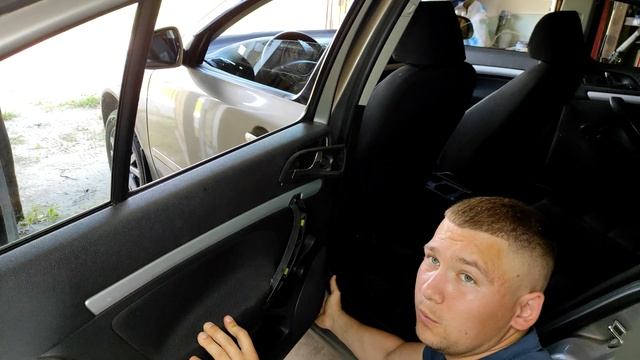 Снятие дверной карты задней двери в Skoda Octavia A5 смотреть онлайн