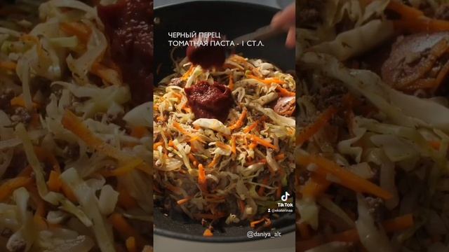 Тушеная капуста с фаршем и рисом.