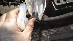 Как долить ремонтный электролит в аккумулятор автомобиля
