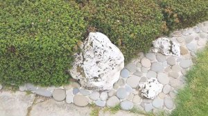 Японский сад камней и другие камни в саду; сад воды и холмов в Ленобласти