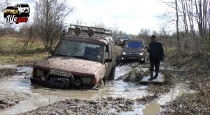 Ленд Ровер Дискавери тащит  два Субару через ручей. УАЗ Патриот оба вязнут в болоте