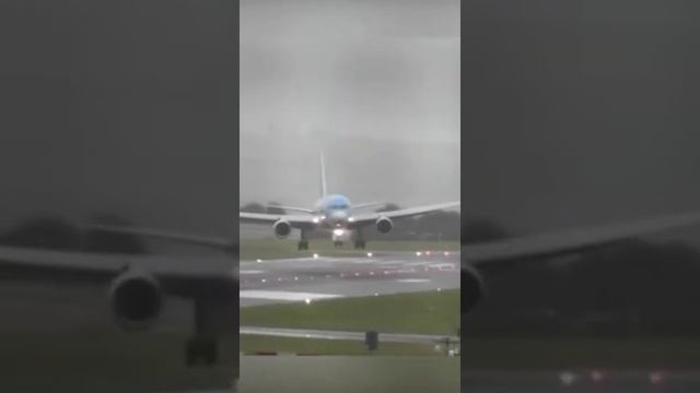 Пилот сажает самолёт при боковом ветре в 40 узлов. ??? смотреть онлайн