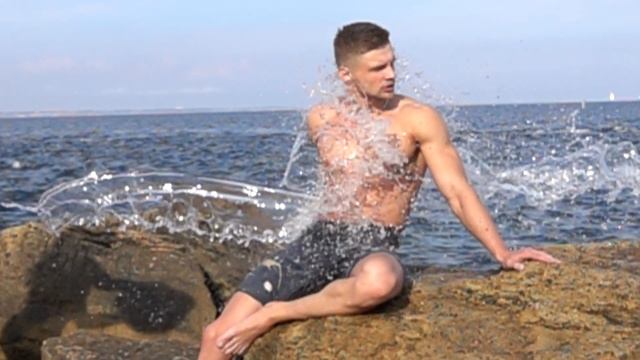 Слоумошин спортивный парень море.1000 кадров в секунду.
