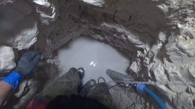 СПУСТИЛСЯ В КОЛОДЕЦ | Как я подкопал колодец смотреть онлайн