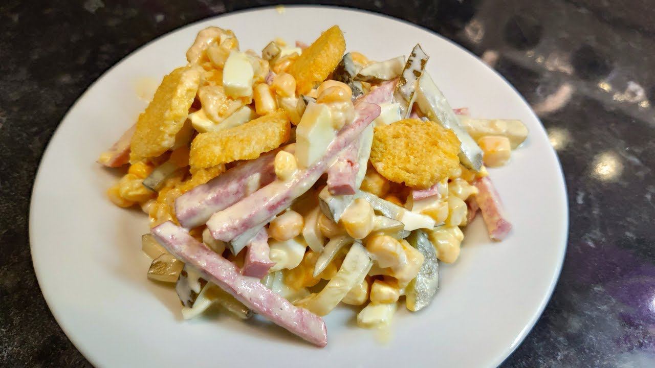 Простой салат и быстрый перекус. Салат с колбасой, кукурузой и огурцами
