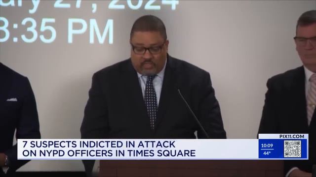 Body-camera footage shows chaotic lead-up to Times Square brawl between police and migrants смотреть онлайн