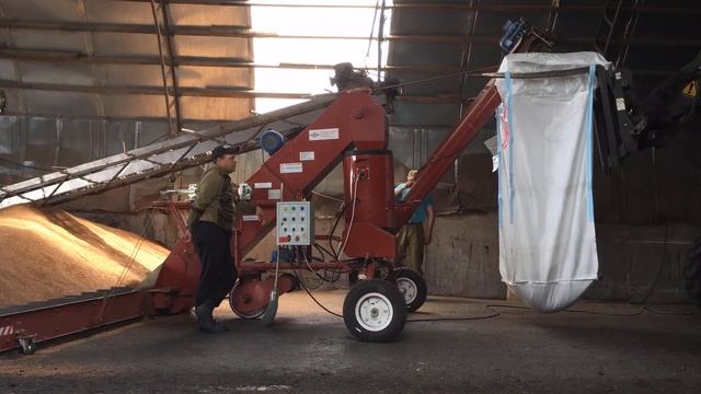 Процесс фасовки биг-бэгов (1 тонна) смотреть онлайн