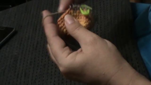 Вяжем осеннего кота крючком Часть 3 Передние лапы смотреть онлайн