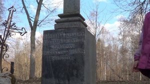 Чистим старинные памятники и плиты.