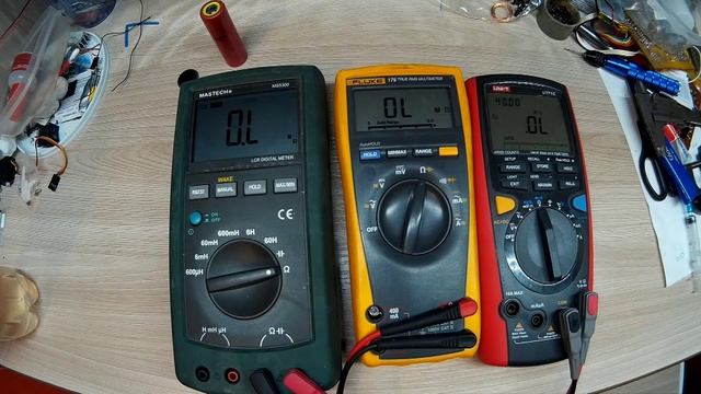 Сравнение UNI-T UT71C с Fluke 175 и Mastech MS5300 смотреть онлайн