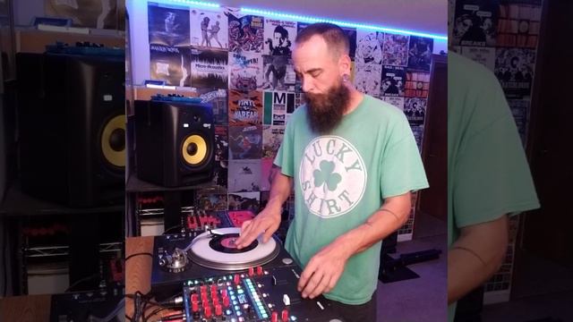 Practicing my Cuts on New Looper called DJ Anwar Supreme @tablebeats смотреть онлайн