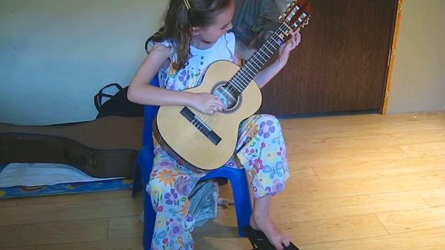 5yr old girl playing guitar, "Twinkle, Twinkle Little Star" смотреть онлайн