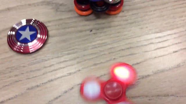 ОЧЕНЬ МНОГО СПИННЕРОВ крутим разные спиннеры светящиеся спиннеры хром спиннер fidget Spinner Chrom смотреть онлайн