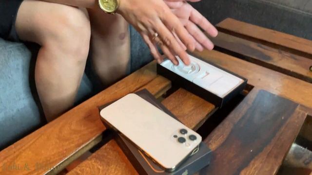 Apple iPhone 12 Pro GOLD UNBOXING And FIRST LOOK || DIWALI GIFT ft. Joe And Diana || Loki & Diana смотреть онлайн
