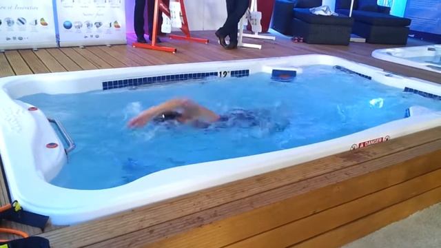 Процесс тренировки в плавательном спа бассейне Jacuzzi Dimension One Spas смотреть онлайн