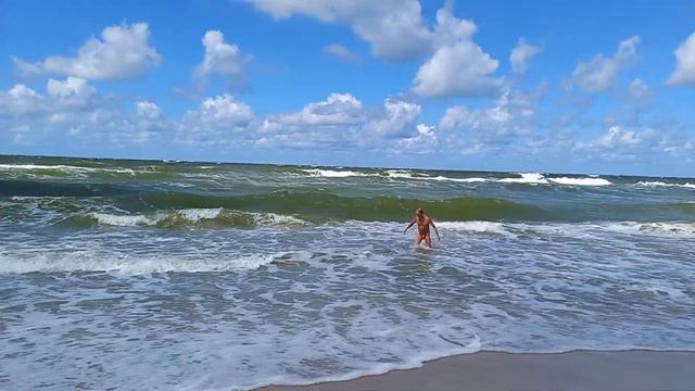 Купаемся в Балтийском море. Не пляжная погода. Лесной, Куршская коса, Калининград. обл., июль 2023. смотреть онлайн