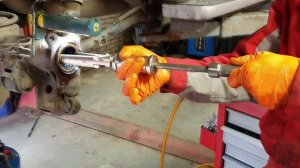 LC 150 2.8 16г.в. 170000км.\Замена сальника задней полуоси.