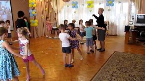 Обучение вальсу в детском саду / Евтодьева А./