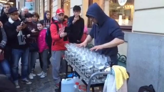 Игра на стаканах с водой???У ЧЕЛОВЕКА ДАР!!! смотреть онлайн