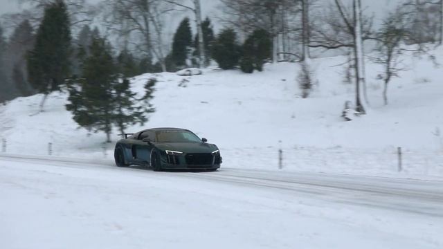 STRAIGHT PIPED AUDI R8 DRIFTING IN SNOW смотреть онлайн