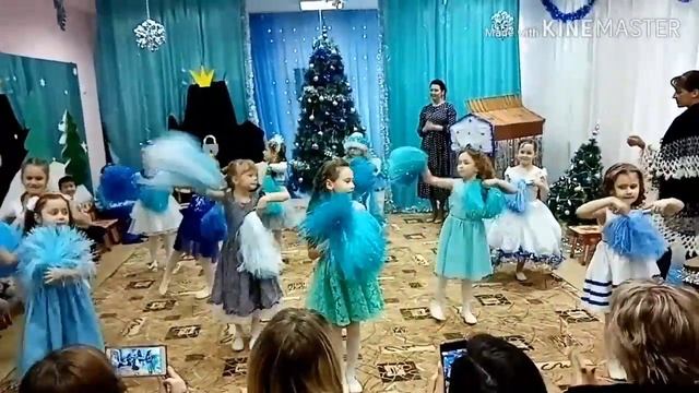 СМЕЯЛАСЬ ДО СЛЁЗ. ЗаЖиГаТеЛьНые ТАНЦЫ в детском саду на Новогодней ёлке. смотреть онлайн