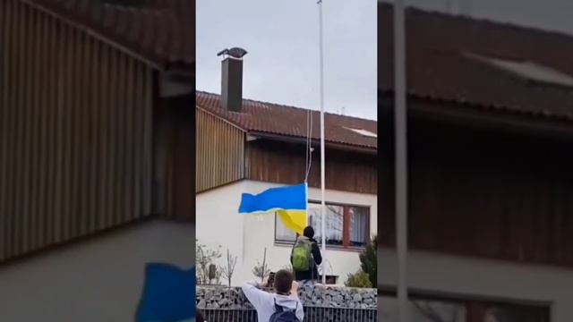 Подросткам в Европе не понравилось что повесили флаг Украины.#shorts #беженцы смотреть онлайн