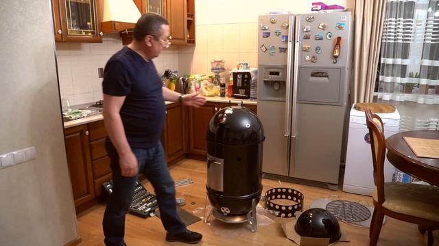 Распаковка и сборка гриль,коптильня, барбекю WEBER.Мечта любителей горячего и холодного копчения. смотреть онлайн
