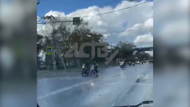 Очевидец: колонна мотоциклистов проигнорировала красный свет на перекрёстке в Южно-Сахалинске смотреть онлайн